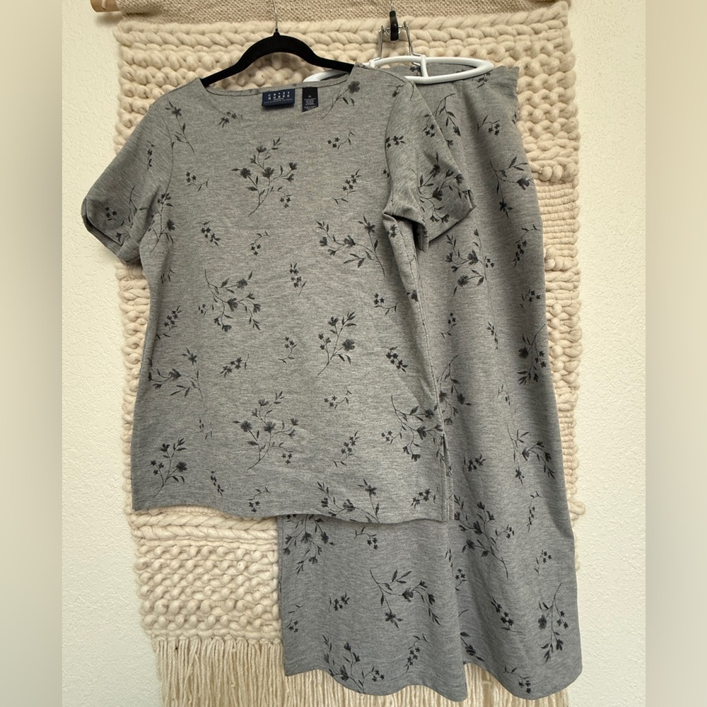 Crazy Horse by Liz Claiborne Women’s Gray Floral Stretch Skirt & Top Set